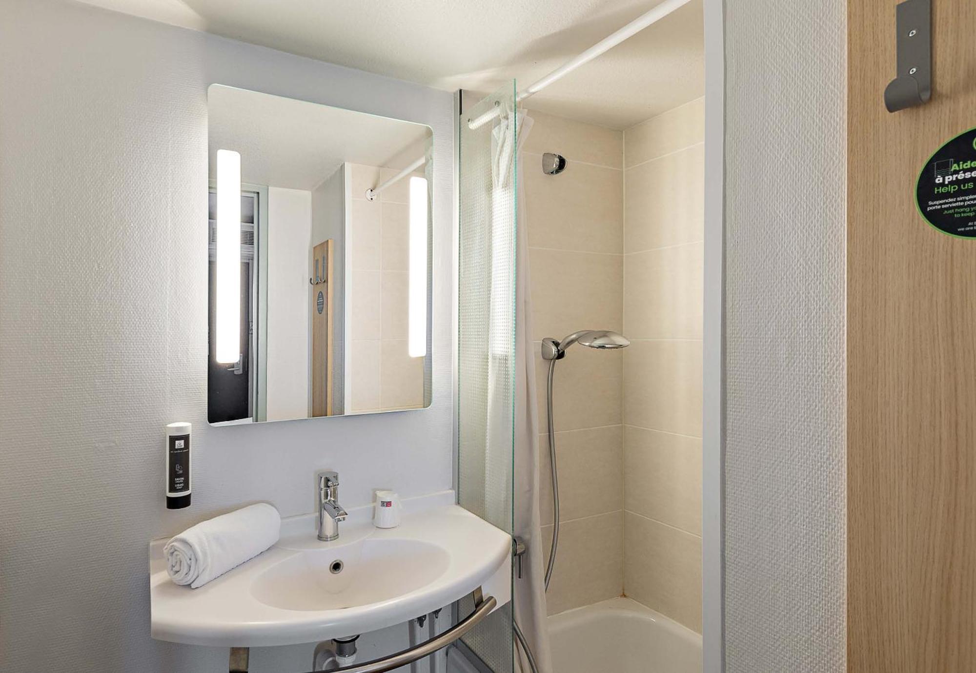 B&B Hotel Rouen Parc Des Expos Zenith ル・グラン・ケヴィイー エクステリア 写真